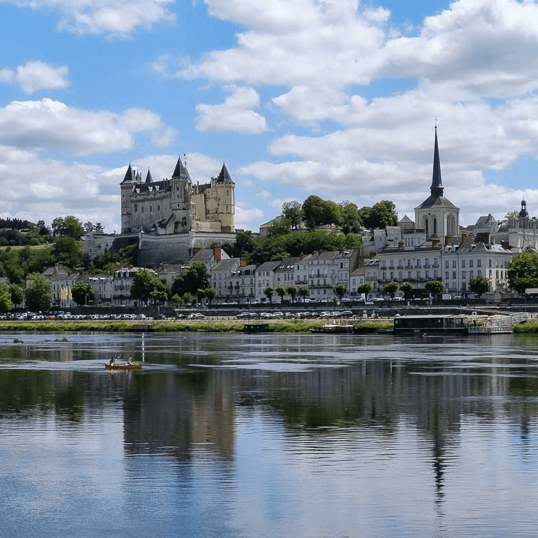 Vue de Saumur, mais les conférences n'auront pas lieu dans le château.